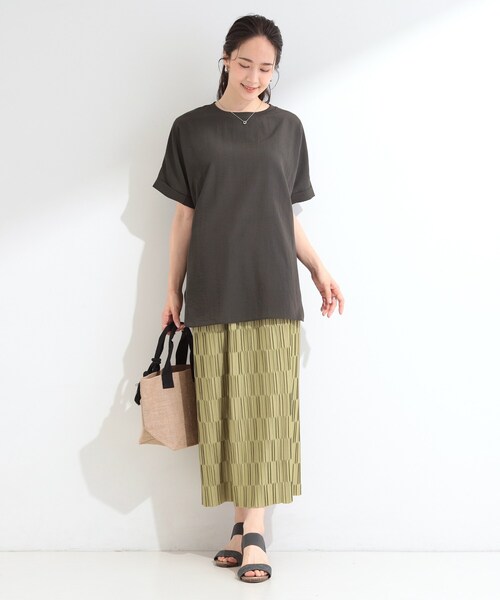 SHOO・LA・RUE(シューラルー)の「【着丈選べる/体型カバー】洗濯後しわになりにくい さらっと快適ドルマントップス(シャツ/ブラウス・レディース・チャコールグレー/イエロー/モスグリーン/ライトベージュ/チャコール/ベージュ系8/モスグリーン系7/イエロー系7/ピンク系/ピンク系9・00)」の12枚目の写真