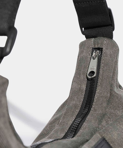 adidas(アディダス)の「WASHED MOON BAG / アディダスオリジナルス adidas Originals(ショルダーバッグ・メンズ・ブラック・FREE)」の4枚目の写真