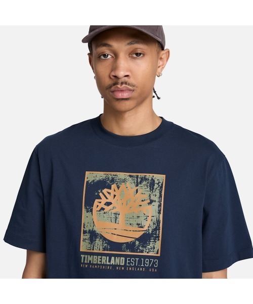 Timberland(ティンバーランド)の「半袖 グラフィック ロゴ Tシャツ メンズ(Tシャツ/カットソー・メンズ・ダークネイビー・XX-LARGE/X-LARGE/MEDIUM/LARGE)」の3枚目の写真
