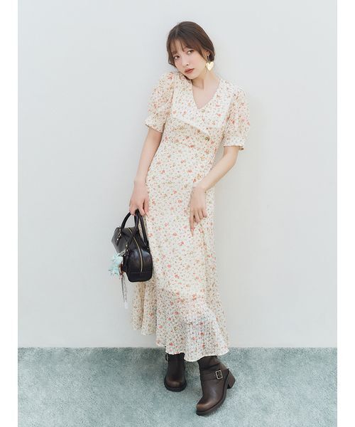LILY BROWN(リリーブラウン)の「フラワープリントワンピース(ワンピース・レディース・ライトブルー/アイボリー/ブラック・1/0)」の2枚目の写真