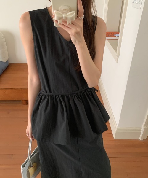 AMAJI(アマジ)の「Vネック ノースリーブ フリル スリット ロングワンピース(ワンピース・レディース・グレー/ブラック/ライトブルー・FREE)」の2枚目の写真