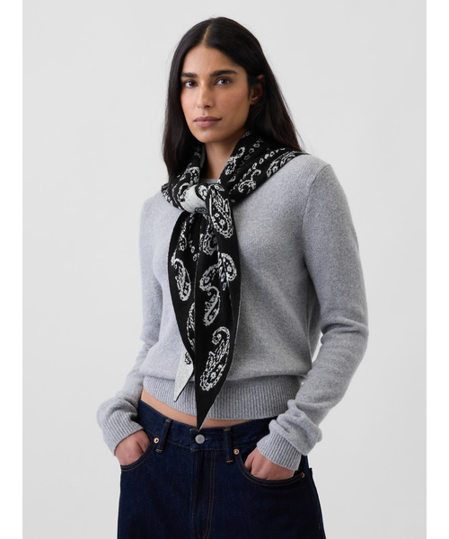 GAP(ギャップ)の「ペイズリー トライアングルスカーフ(ストール/ショール・レディース・ブルー/ブラック・ONE SIZE)」の3枚目の写真
