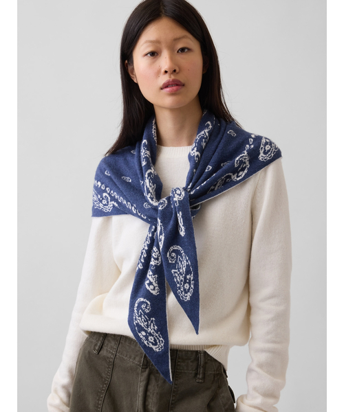 GAP(ギャップ)の「ペイズリー トライアングルスカーフ(ストール/ショール・レディース・ブルー/ブラック・ONE SIZE)」の4枚目の写真