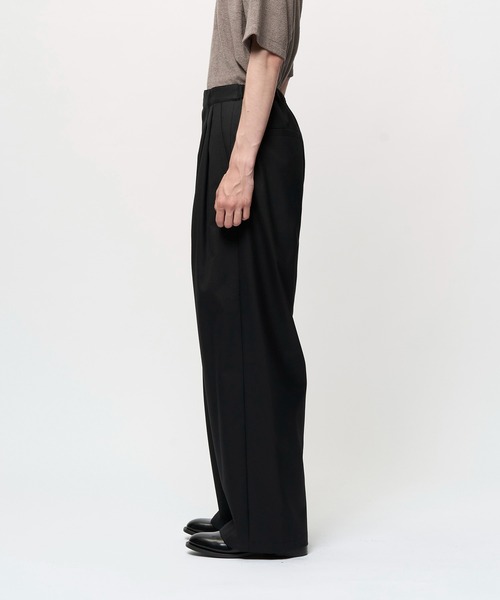 Juha(ユハ)の「2TUCK WIDE DRY TWILL PANTS(スラックス・メンズ・ブラック/ベージュ・3/2/4)」の6枚目の写真