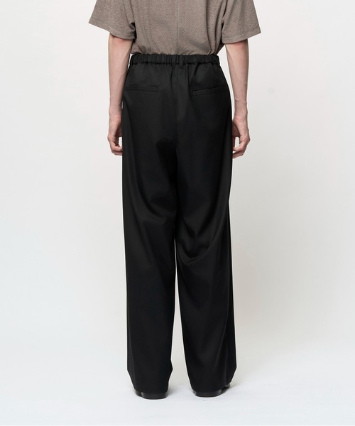 Juha(ユハ)の「2TUCK WIDE DRY TWILL PANTS(スラックス・メンズ・ブラック/ベージュ・3/2/4)」の7枚目の写真