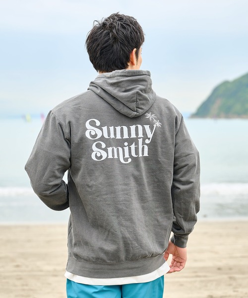 Sunny Smith(サニースミス)の「【SUNNY SMITH】SunnySmithフロントロゴ刺繍裏起毛ピグメントパーカー(パーカー・メンズ・グリーン/スミクロ・LARGE/MEDIUM)」の2枚目の写真