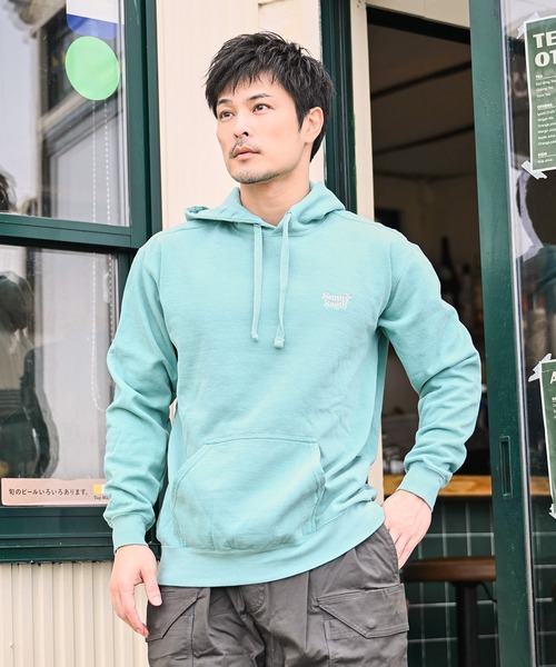 Sunny Smith(サニースミス)の「【SUNNY SMITH】SunnySmithフロントロゴ刺繍裏起毛ピグメントパーカー(パーカー・メンズ・グリーン/スミクロ・LARGE/MEDIUM)」の1枚目の写真