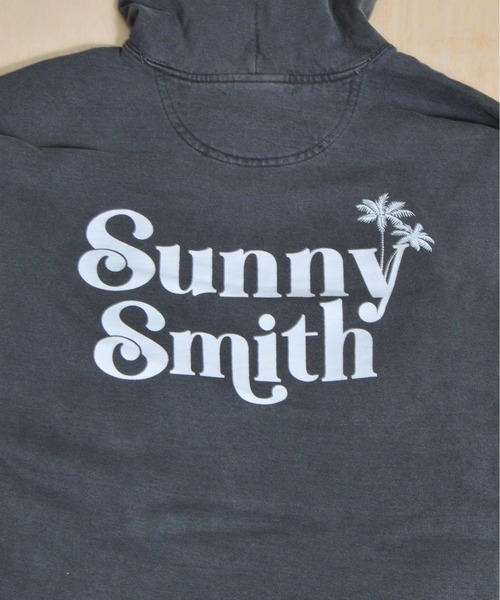 Sunny Smith(サニースミス)の「【SUNNY SMITH】SunnySmithフロントロゴ刺繍裏起毛ピグメントパーカー(パーカー・メンズ・グリーン/スミクロ・LARGE/MEDIUM)」の8枚目の写真