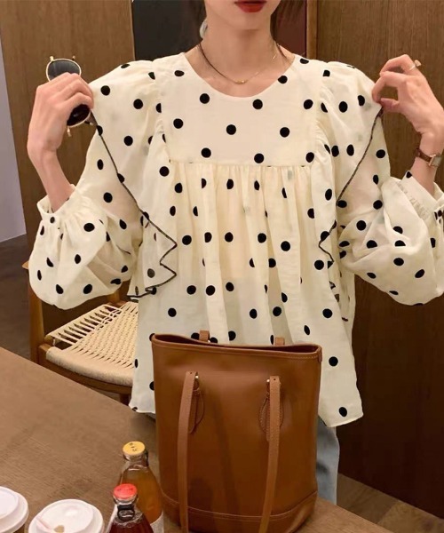 LEMOA(レモア)の「ドット柄パイピングフリルボリュームスリーブブラウス(シャツ/ブラウス・レディース・ベージュ・LARGE/MEDIUM/X-LARGE)」の5枚目の写真