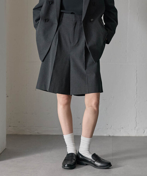 for/c(フォーシー)の「きれいめはっ水タックハーフパンツ【サスティナブル】(その他パンツ・レディース・ブラック/チャコール/グレー・M/L)」の10枚目の写真
