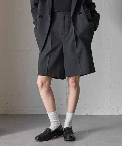 for/c(フォーシー)の「きれいめはっ水タックハーフパンツ【サスティナブル】(その他パンツ・レディース・ブラック/チャコール/グレー・M/L)」の11枚目の写真