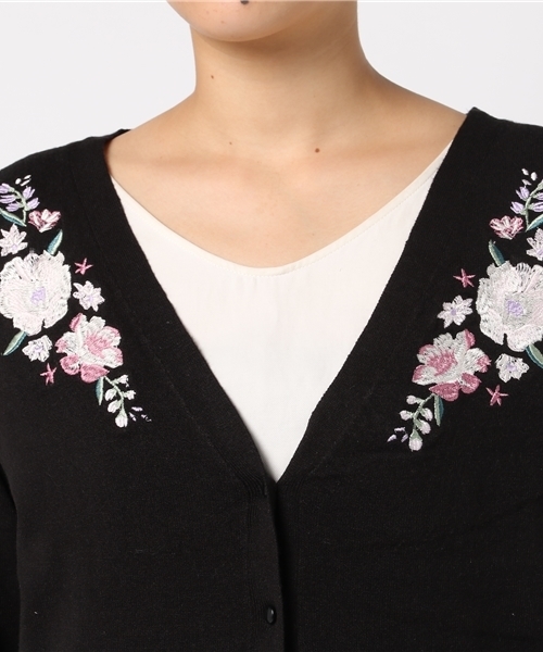 Honeys（ハニーズ）の「刺繍入りＶカーデ（カーディガン/ボレロ・レディース・ブラック/パープル/オフホワイト/サックスブルー/ピンク・M/L）」の6枚目の写真