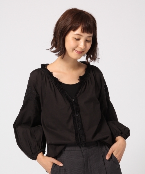 GLOBAL WORK（グローバルワーク）の「ショルダーシシュウブラウス8分袖/771606（シャツ/ブラウス・レディース・ベージュ系その他/ブラック/ホワイト・LARGE/MEDIUM）」の3枚目の写真