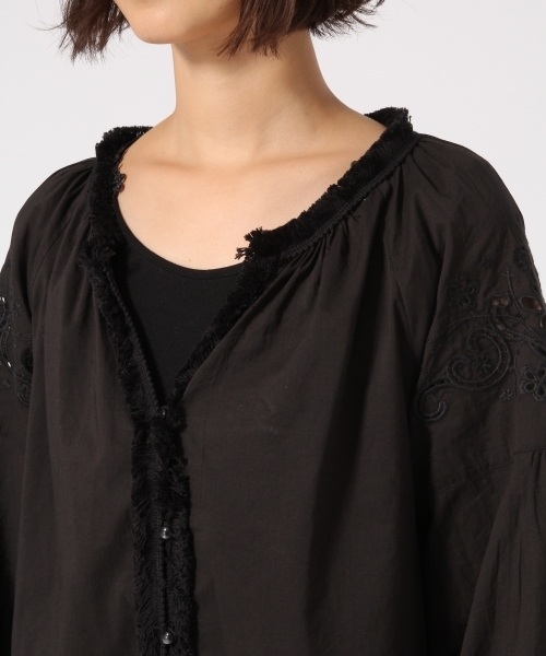 GLOBAL WORK（グローバルワーク）の「ショルダーシシュウブラウス8分袖/771606（シャツ/ブラウス・レディース・ベージュ系その他/ブラック/ホワイト・LARGE/MEDIUM）」の4枚目の写真