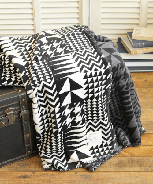 BAYFLOW(ベイフロー)の「フリースブランケット 18AW(クッション/クッションカバー)」 - WEAR BAYFLOW(ベイフロー)の「フリースブランケット 18AW(クッション/クッションカバー)」 - WEAR