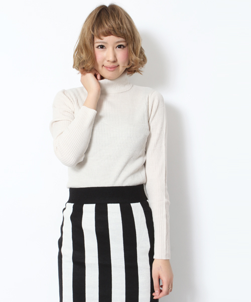 WEGO（ウィゴー）の「WEGO/リブハイネックニット（ニット/セーター・レディース・ブラック/杢グレー/マスタード/オフホワイト/オートミール/ブルー/レッド・MEDIUM）」の2枚目の写真