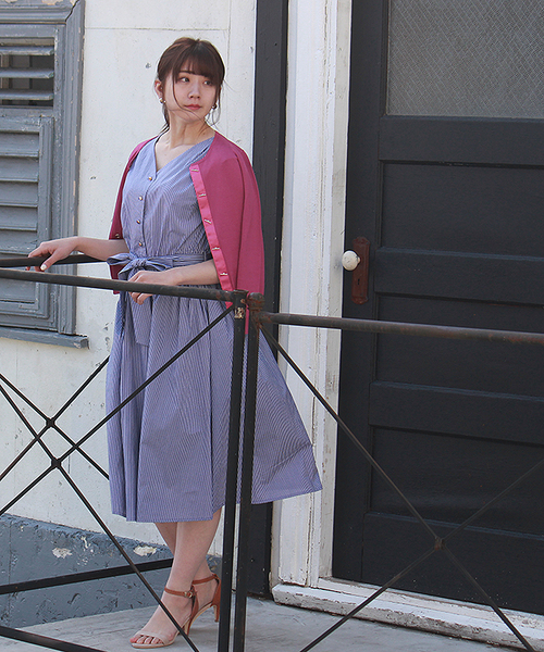 TRUDEA(トルディア)の「フロントボタン使い ストライプギャザーワンピース(ワンピース・レディース・ネイビー/ブルー/ホワイト×ブルー/ホワイト×ブラック・SMALL/MEDIUM/LARGE)」の4枚目の写真