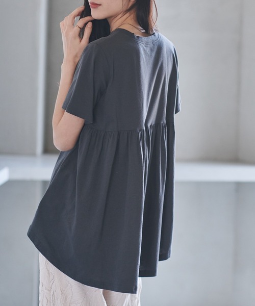 RANAN(ラナン)の「汗染み防止/接触冷感 コットン100%バックギャザーフレアーTシャツ(Tシャツ/カットソー・レディース・ネイビー/モカ/レッド/ライトグレー/グリーン/ブルー/ブラック/オフホワイト/イエロー/チャコール・M/LL/L)」の5枚目の写真