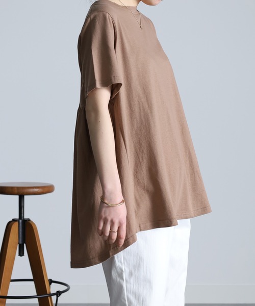 RANAN(ラナン)の「汗染み防止/接触冷感 コットン100%バックギャザーフレアーTシャツ(Tシャツ/カットソー・レディース・ネイビー/モカ/レッド/ライトグレー/グリーン/ブルー/ブラック/オフホワイト/イエロー/チャコール・M/LL/L)」の6枚目の写真