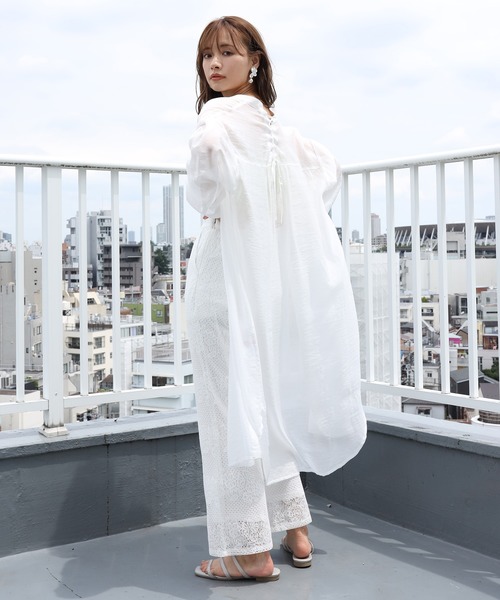 one after another NICE CLAUP（ワンアフターアナザーナイスクラップ）の「うしろレースアップロングシアーシャツ（シャツ/ブラウス・レディース・ベージュ/オフホワイト/ミント・FREE）」の2枚目の写真