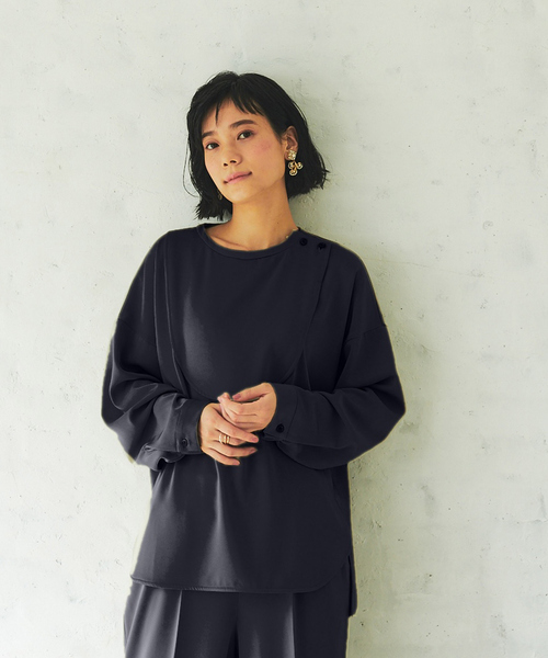 qualite(カリテ)の「【WEB・一部店舗限定】起毛サテンカッティングブラウス(シャツ/ブラウス・レディース・ベージュ/ネイビー/カーキ・フリー)」の3枚目の写真
