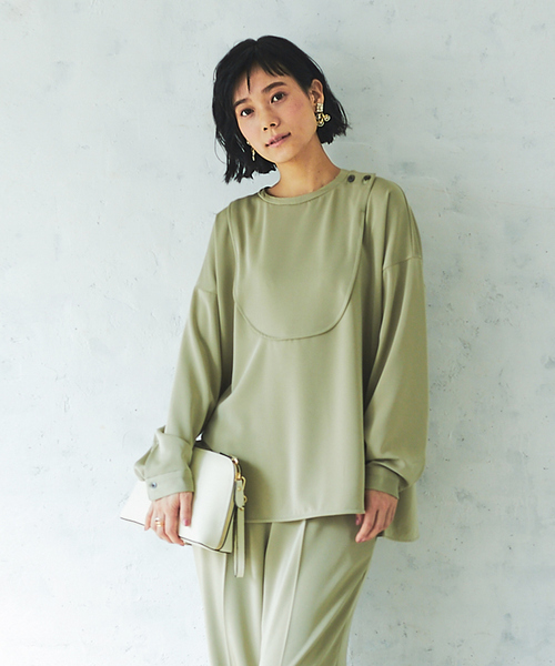 qualite(カリテ)の「【WEB・一部店舗限定】起毛サテンカッティングブラウス(シャツ/ブラウス・レディース・ベージュ/ネイビー/カーキ・フリー)」の2枚目の写真
