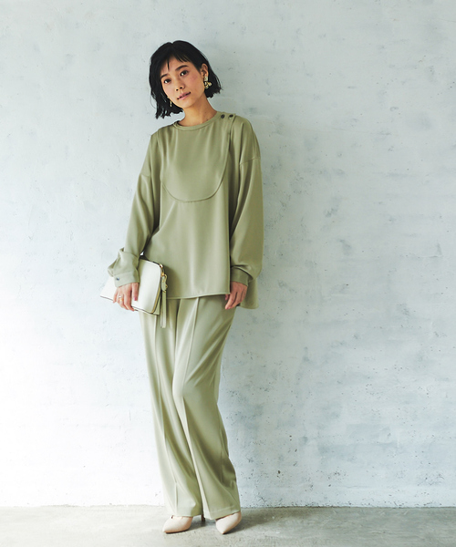 qualite(カリテ)の「【WEB・一部店舗限定】起毛サテンカッティングブラウス(シャツ/ブラウス・レディース・ベージュ/ネイビー/カーキ・フリー)」の4枚目の写真