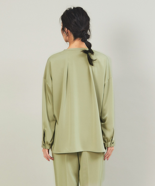 qualite(カリテ)の「【WEB・一部店舗限定】起毛サテンカッティングブラウス(シャツ/ブラウス・レディース・ベージュ/ネイビー/カーキ・フリー)」の6枚目の写真