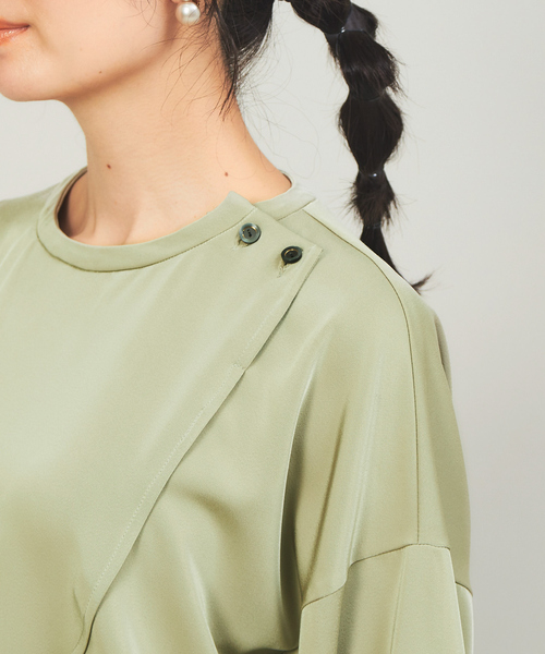 qualite(カリテ)の「【WEB・一部店舗限定】起毛サテンカッティングブラウス(シャツ/ブラウス・レディース・ベージュ/ネイビー/カーキ・フリー)」の7枚目の写真