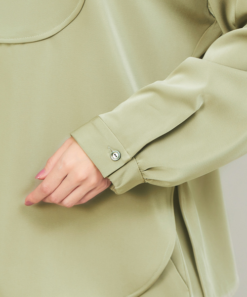 qualite(カリテ)の「【WEB・一部店舗限定】起毛サテンカッティングブラウス(シャツ/ブラウス・レディース・ベージュ/ネイビー/カーキ・フリー)」の10枚目の写真