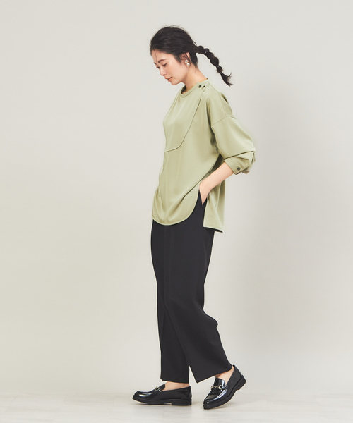 qualite(カリテ)の「【WEB・一部店舗限定】起毛サテンカッティングブラウス(シャツ/ブラウス・レディース・ベージュ/ネイビー/カーキ・フリー)」の17枚目の写真