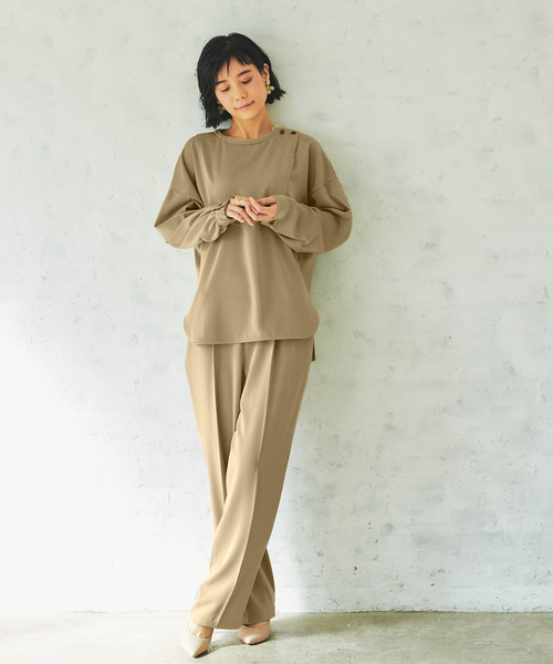 qualite(カリテ)の「【WEB・一部店舗限定】起毛サテンカッティングブラウス(シャツ/ブラウス・レディース・ベージュ/ネイビー/カーキ・フリー)」の1枚目の写真