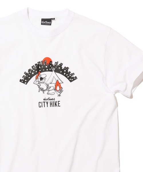 WILD THINGS（ワイルドシングス）の「WILDTHINGS/ワイルドシングス CITY HIKE ロゴプリント 半袖/Tシャツ（Tシャツ/カットソー・メンズ・ホワイト/ブラック/ネイビー/サンドベージュ・M/L/XL）」の2枚目の写真