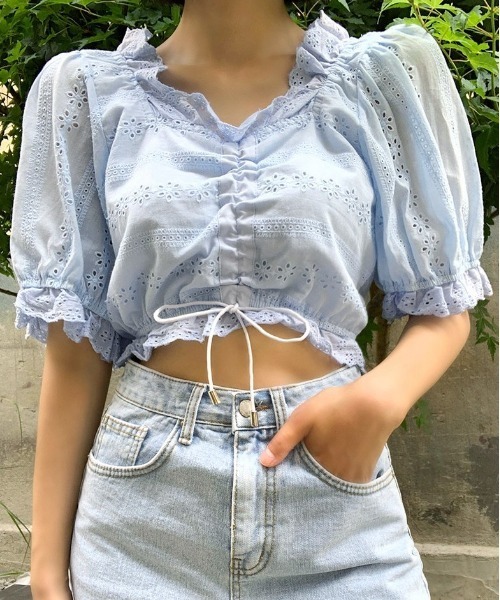 chuu(チュー)の「CHUU シャーリングクロップ丈ブラウス(シャツ/ブラウス・レディース・ホワイト/スカイブルー・FREE)」の2枚目の写真