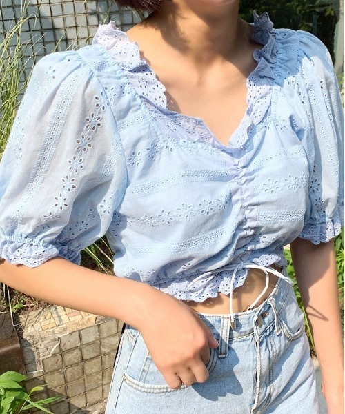 chuu(チュー)の「CHUU シャーリングクロップ丈ブラウス(シャツ/ブラウス・レディース・ホワイト/スカイブルー・FREE)」の6枚目の写真