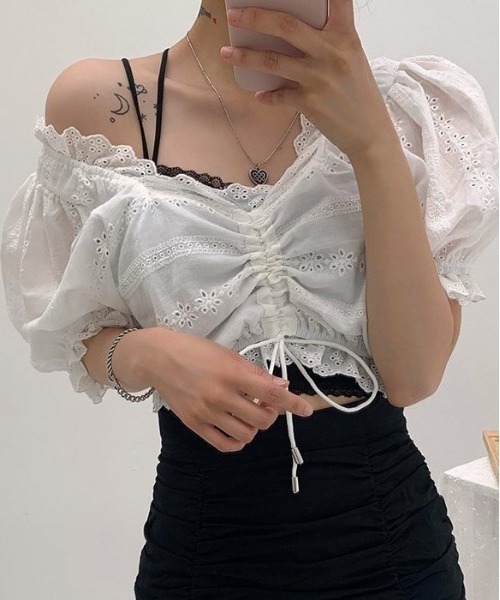 chuu(チュー)の「CHUU シャーリングクロップ丈ブラウス(シャツ/ブラウス・レディース・ホワイト/スカイブルー・FREE)」の8枚目の写真