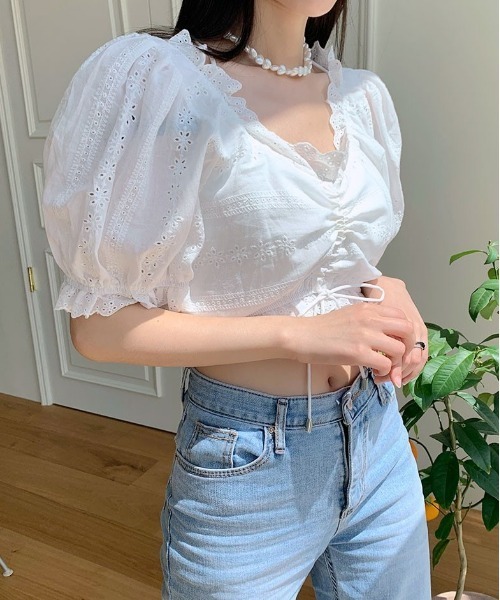 chuu(チュー)の「CHUU シャーリングクロップ丈ブラウス(シャツ/ブラウス・レディース・ホワイト/スカイブルー・FREE)」の3枚目の写真