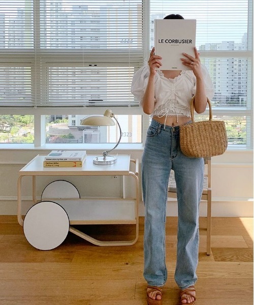 chuu(チュー)の「CHUU シャーリングクロップ丈ブラウス(シャツ/ブラウス・レディース・ホワイト/スカイブルー・FREE)」の4枚目の写真