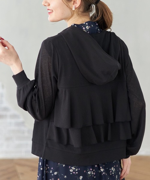 tocco closet(トッコ クローゼット)の「クリアビジューファスナー梨地UV加工バックフリルパーカー(パーカー・レディース・ブラック/オフホワイト/カーキ・M)」の2枚目の写真