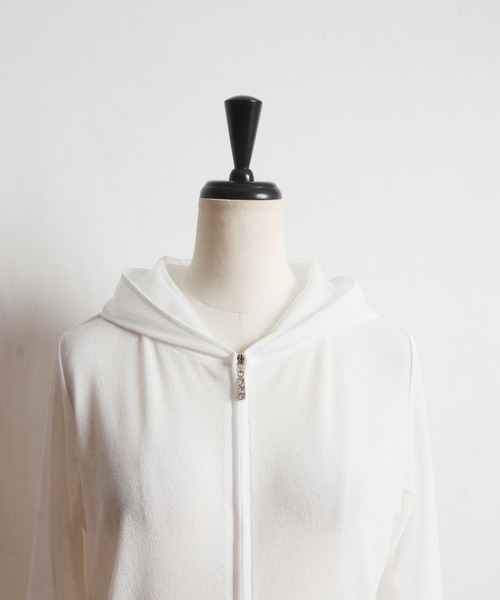 tocco closet(トッコ クローゼット)の「クリアビジューファスナー梨地UV加工バックフリルパーカー(パーカー・レディース・ブラック/オフホワイト/カーキ・M)」の9枚目の写真