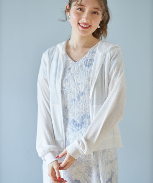 tocco closet(トッコ クローゼット)の「クリアビジューファスナー梨地UV加工バックフリルパーカー(パーカー・レディース・ブラック/オフホワイト/カーキ・M)」の16枚目の写真