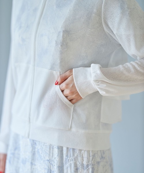 tocco closet(トッコ クローゼット)の「クリアビジューファスナー梨地UV加工バックフリルパーカー(パーカー・レディース・ブラック/オフホワイト/カーキ・M)」の7枚目の写真
