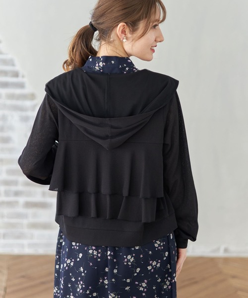 tocco closet(トッコ クローゼット)の「クリアビジューファスナー梨地UV加工バックフリルパーカー(パーカー・レディース・ブラック/オフホワイト/カーキ・M)」の5枚目の写真