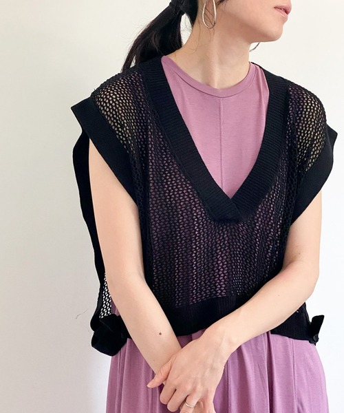 ottilie(オティーリエ)の「Vネックショート丈メュシュベスト(ニット/セーター・レディース・ブラック/モカ・FREE)」の1枚目の写真