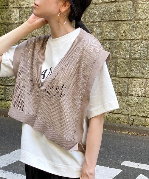 ottilie(オティーリエ)の「Vネックショート丈メュシュベスト(ニット/セーター・レディース・ブラック/モカ・FREE)」の2枚目の写真