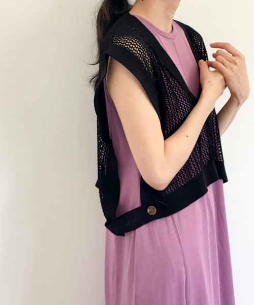 ottilie(オティーリエ)の「Vネックショート丈メュシュベスト(ニット/セーター・レディース・ブラック/モカ・FREE)」の7枚目の写真