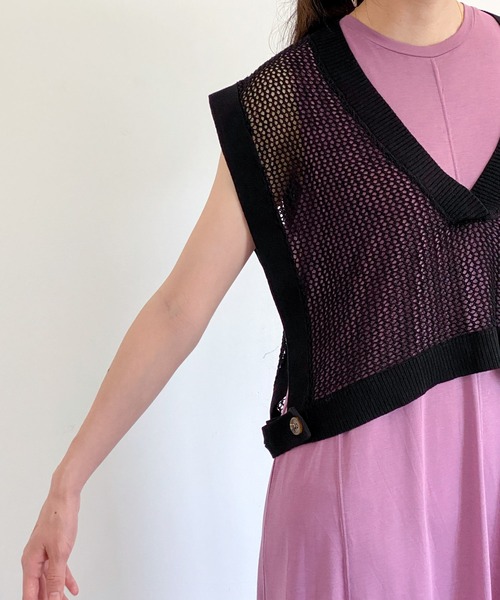 ottilie(オティーリエ)の「Vネックショート丈メュシュベスト(ニット/セーター・レディース・ブラック/モカ・FREE)」の15枚目の写真
