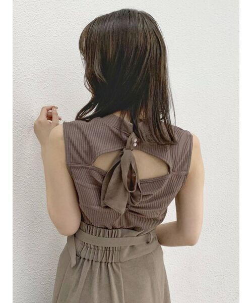 dazzlin（ダズリン）の「バックリボンノースリトップス（Tシャツ/カットソー・レディース・ブラック/グレー/オフホワイト/モカ・FREE）」の4枚目の写真