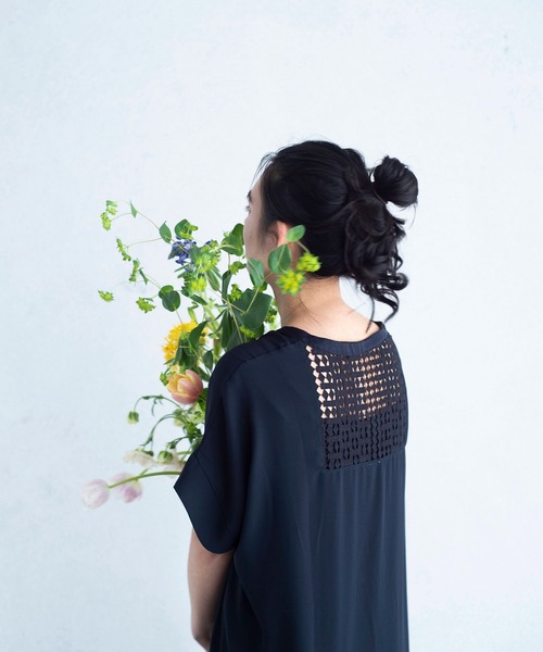 ONEME（ワンム）の「ONEME Back lace Dress（ワンピース・レディース・ネイビー/イエロー・FREE）」の2枚目の写真