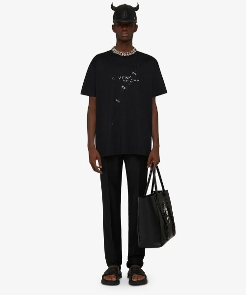 GIVENCHY（ジバンシイ）の「トロンプルイユ エフェクトのGIVENCHY オーバーサイズ Tシャツ（Tシャツ/カットソー・メンズ・ブラック・SMALL/MEDIUM/LARGE/X-SMALL）」の2枚目の写真